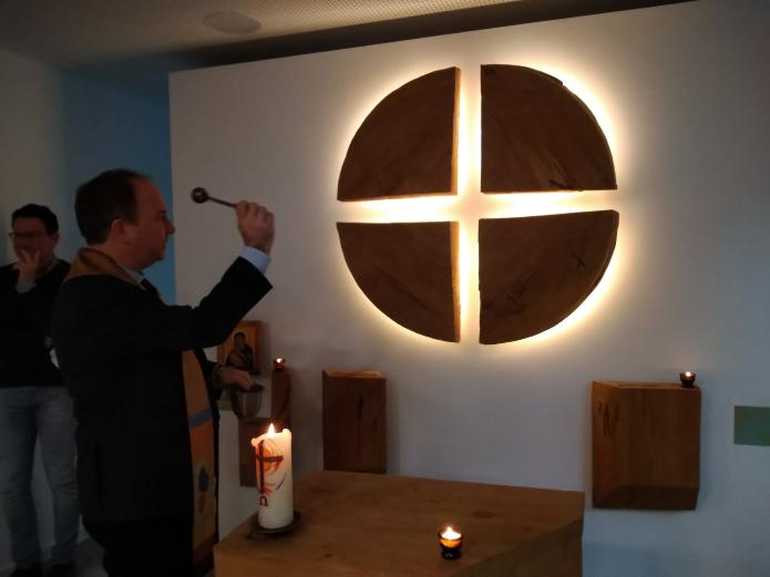 Stadtdechant Msgr. Robert Kleine segnet die Kapelle von „Seelsorge und Begegnung“ zur Einweihung der neuen Räume im Haus der Kirche in Nippes- Foto: © Stadtdekanat Köln