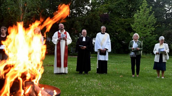 Pfingstfeuer-Gottesdienst in Bayenthal. Foto: © Engelbert Broich / APK