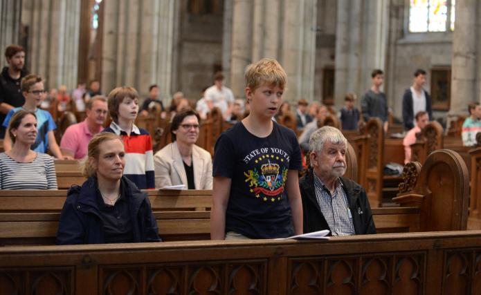 Erstmals wieder im Dom singen: Das war für die Domsingknaben bei einem besonderen Gottesdienst im Kölner Dom möglich. Foto: © Beatrice Tomasetti für DOMRADIO.DE