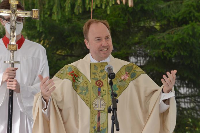 Stadtdechant Msgr. Robert Kleine feierte die Waldmesse zum 20-jährigen Bestehen dieses besonderen Open-air-Gottesdienstes im Lindenthaler Tierpark. Foto: © Beatrice Tomasetti / DR