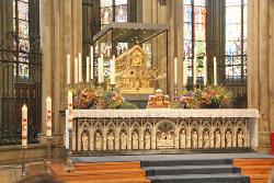 Der Dreikönigenschrein im Kölner Dom. Foto: © Bernhard Raspels