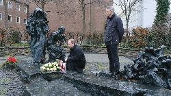 Kölns Stadtdechant Msgr. Robert Kleine legt am Holocaust-Gedenktag Blumen am Edith-Stein-Denkmal (Börsenplatz) nieder. Diakon Jens Freiwald begleitet ihn als Vorstand der Kölnischen Gesellschaft für Christlich-Jüdische Zusammenarbeit. Foto: © Robert Boecker