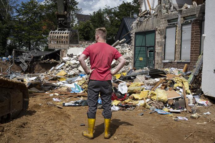 In Blessem wurden einige Häuser komplett zerstört. Der Ort wurde mit der Abbruchkante der Kiesgrube, die drei Häuser ins Nichts riss, zum Sinnbild der Katastrophe. Foto: © Caritas International