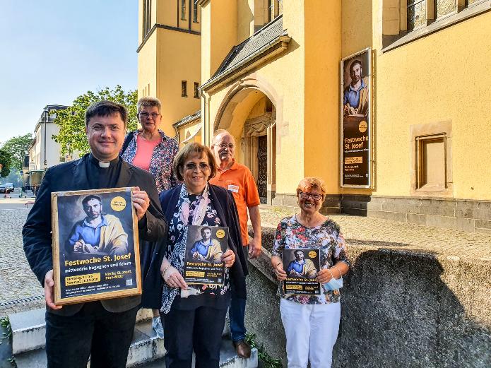 Das Kernteam der Festwoche (v.li.): Kaplan Robert Knežević, Gemeindereferentin Elisabeth Uhlenbroch-Bläser, Ehrenamtlerin Gabi Strauch und Michael Mihm, ehrenamtliches Mitglied des Ortsausschusses St. Josef (hintere Reihe, re.), sowie Ehrenamtlerin Roswitha Hoffmann.  Foto: © Matthias Gill/katholisch-in-porz.de