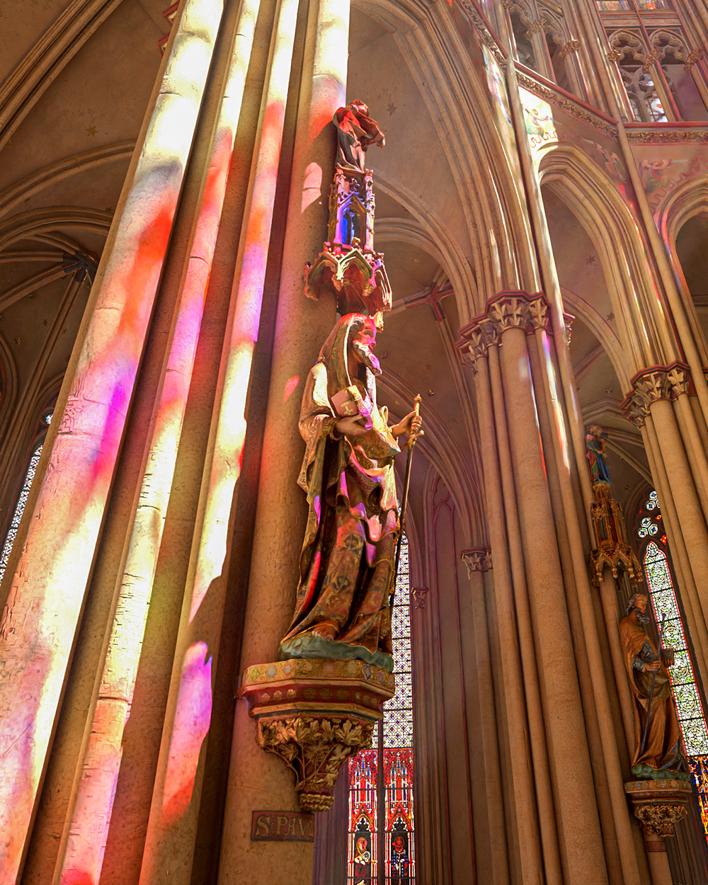 Details an einer farbig gefassten Chorpfeilerfigur. Foto: © Konstantin Kruse / Kölner Dombauhütte