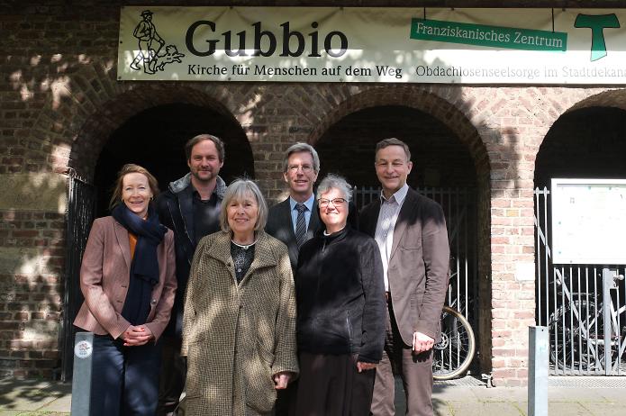 Die Vertreterinnen und Vertreter der Pace e Bene-Stiftung und der Bethe-Stiftung (von links): Dr. Kirsten Lange-Wittmann (Stifterrat Pace e Bene-Stiftung), Florian Bethe (Vorstand Bethe-Stiftung), Roswitha Bethe (Vorstand Bethe-Stiftung), Dr. Philipp Wittmann (Stifterrat Pace e Bene-Stiftung), Schwester Christina Klein OSF (Stifterrat Pace e Bene-Stiftung), Rudger von Plettenberg (Stifterrat Pace e Bene-Stiftung). Foto: © Robert Boecker