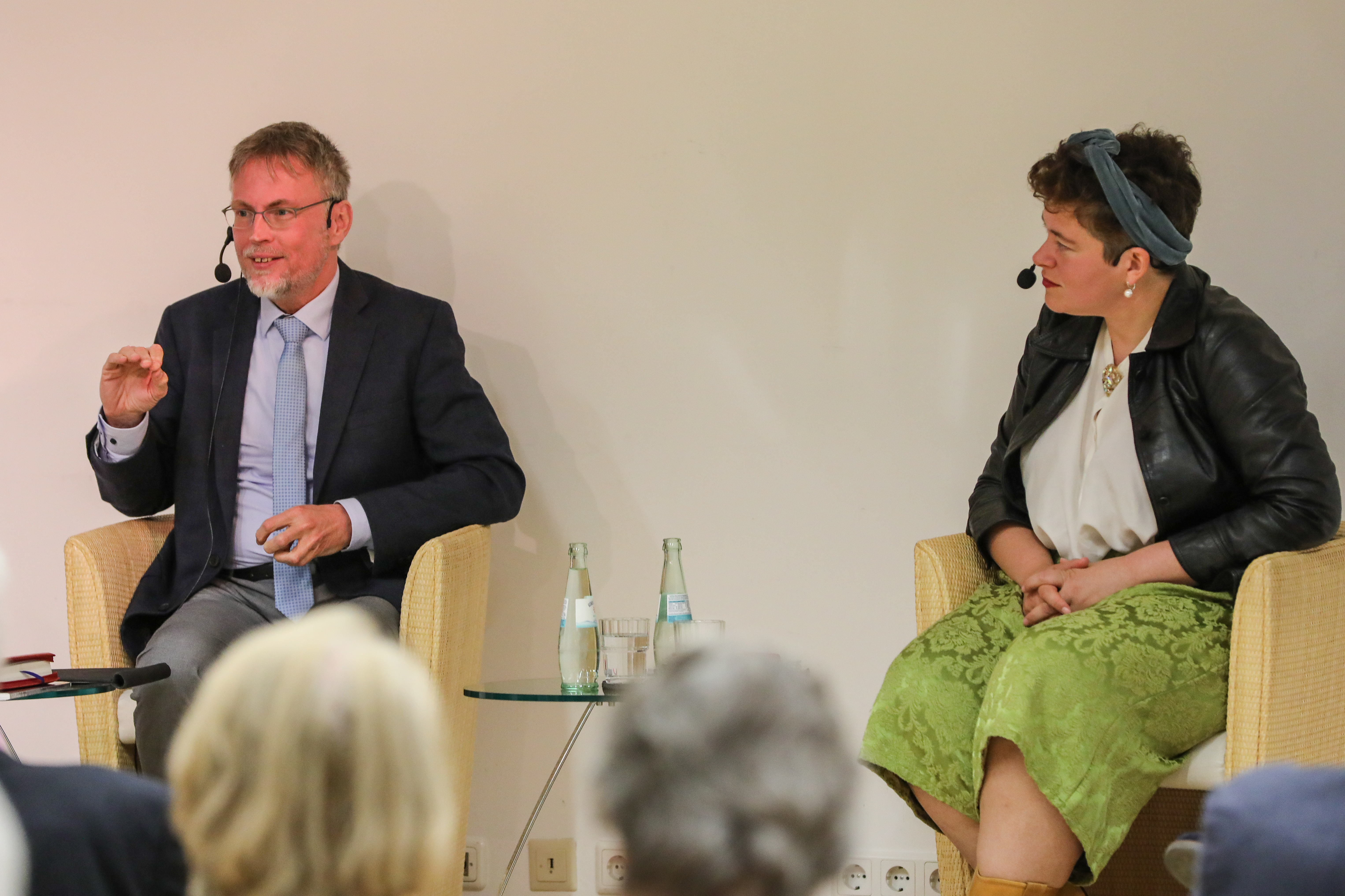 Der Alttestamentler Professor Dr. Egbert Ballhorn und Nora Gomringern führten einen intensiven Dialog. Foto: © Henning Schoon