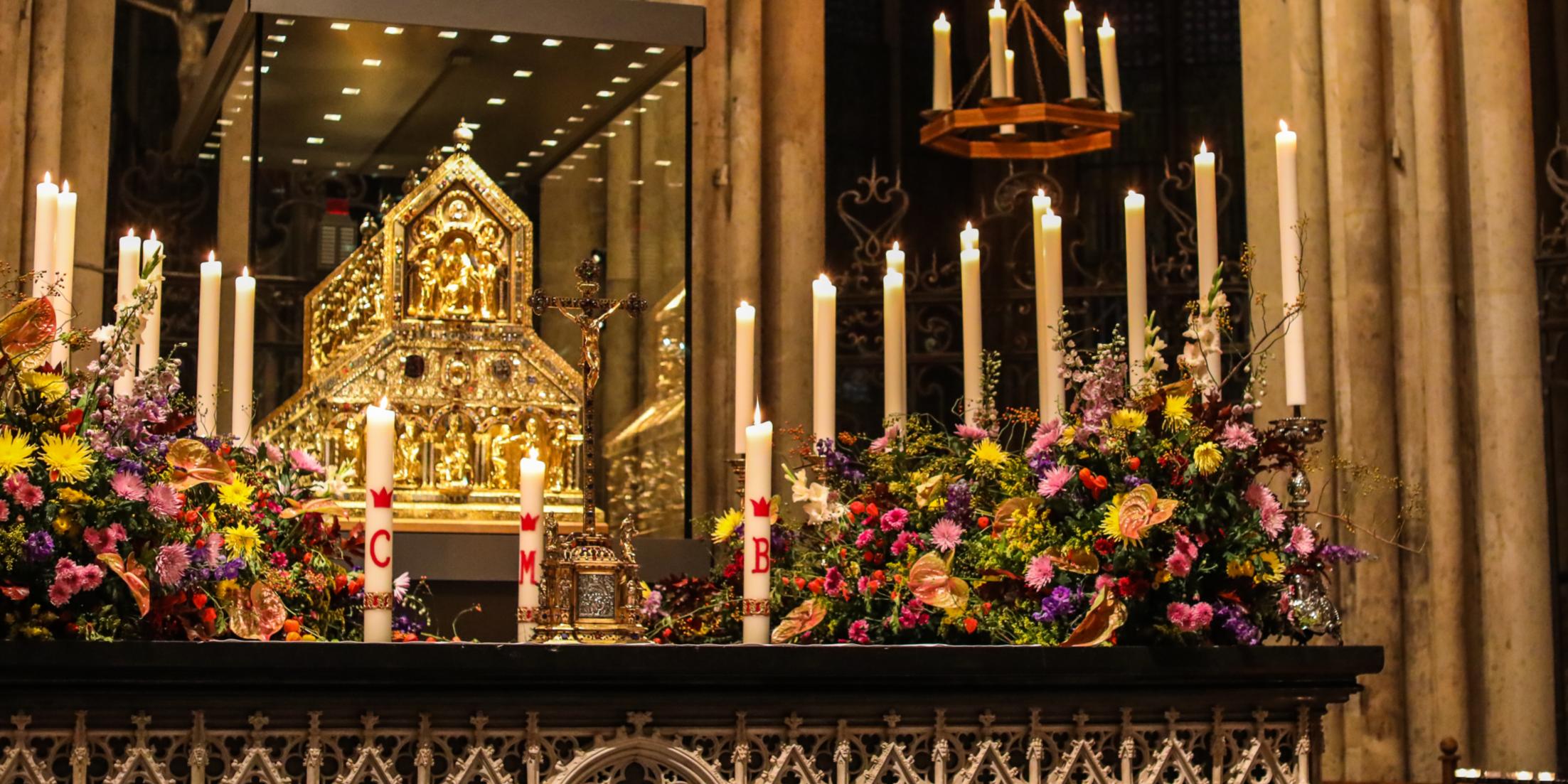 Der Kölner Valentinstag ist eine der seltenen Gelegenheiten, bei denen in unmittelbarer Nähe zum Dreikönigenschreins Gottesdienst gefeiert wird.