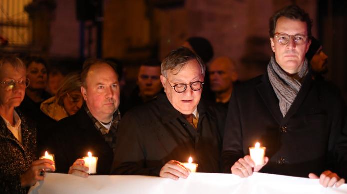 V. re.: NRW-Ministerpräsident Hendrik Wüst, Abraham Lehrer, Vizepräsident des Zentralrats der Juden in Deutschland und Vorstand der Synagogen-Gemeinde Köln, Kölns Stadtdechant Msgr. Robert Kleine, NRW-Bildungs- und Schulministerin Dorothee Feller vor der Synagoge. Foto: © Henning Schoon