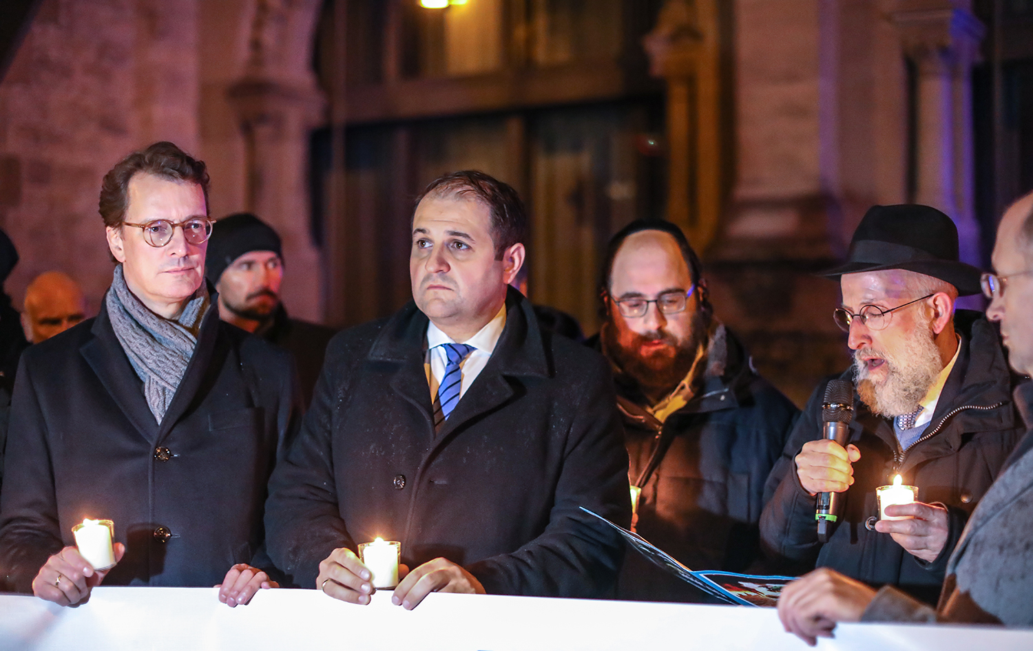 V.re.: Rabbiner Yechiel Leo Brukner, Kantor Mordechay Tauber, NRW-Minister Nathanel Liminski und NRW-Ministerpräsident Hendrik Wüst. Foto: © Henning Schoon