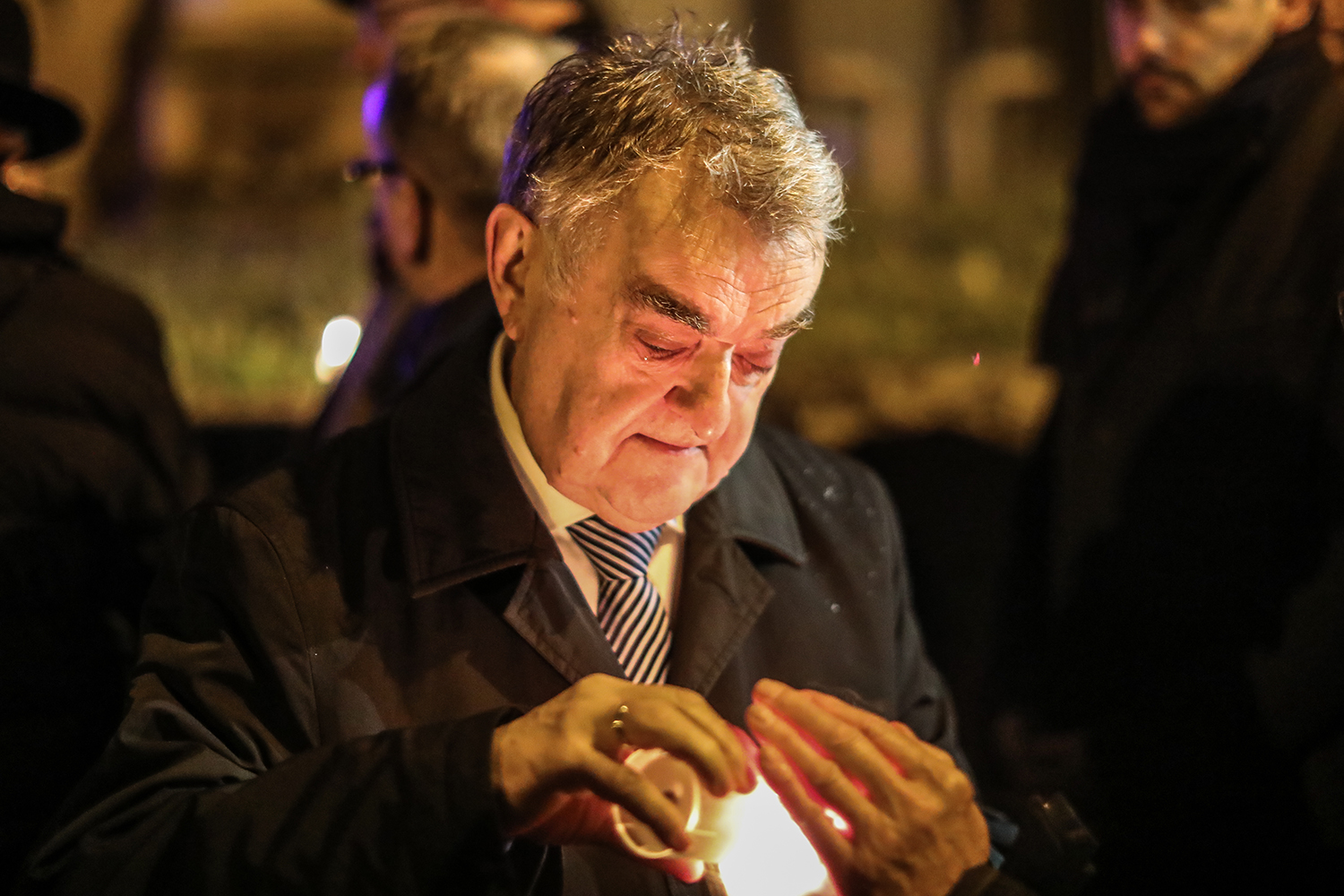 NRW-Innenminister Herbert Reul entzündet eine Kerze, die an der Synagoge abgestellt wird. Foto: © Henning Schoon