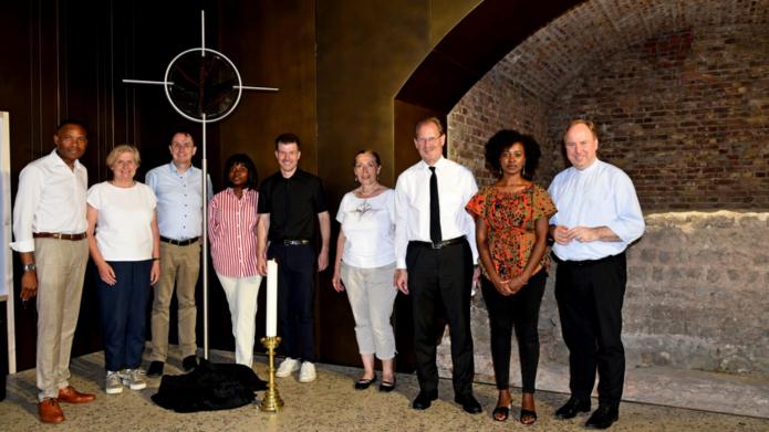 V. li.: Pastor Eli Abeke, Ingrid Conin, Dr. Martin Bock, eine Sängerin des Solution Center, Diakon Tobias Knöller, Pfarrerin Ulrike Graupner, Bernd Skoppek (Ältester des Bezirks Köln-West der Neuapostolischen Kirche in Köln), eine Sängerin des Solution Center, Stadtdechant Msgr. Robert Kleine. Foto: © Engelbert Broich / APK