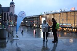 „LIebesbriefe von Gott" wurden am Morgen des Valentinstages verteilt. Foto: © Mathies / Katholisches Stadtdekanat Köln