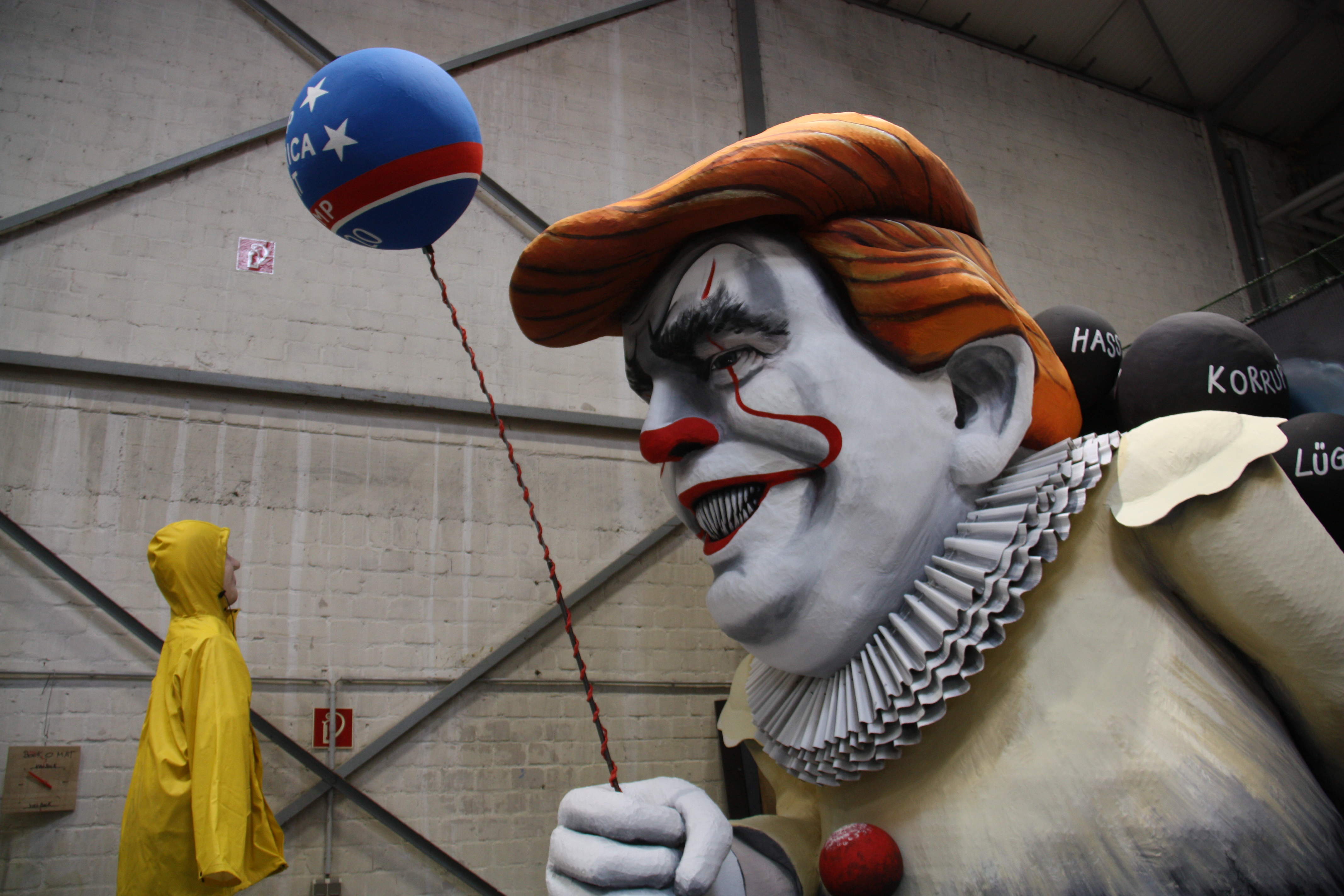 Unverkennbar: Donald Trump in der Maske des „Jokers“. Foto: © Mathies / Stadtdekanat