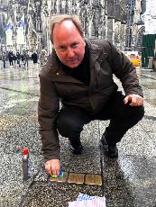 Stadtdechant Robert Kleine beim Reinigen von Stolpersteinen. Foto: © Robert Boecker für Stadtdekanat Köln