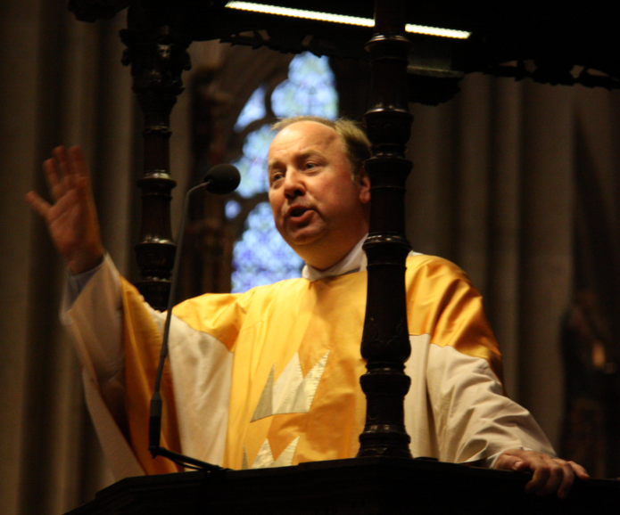 Stadtdechant Msgr. Robert Kleine. Foto: © Hildegard Mathies / Stadtdekanat Köln (Archiv, die liturgische Farbe an Ostern ist Weiß; das Foto wurde im Kölner Dom aufgenommen)