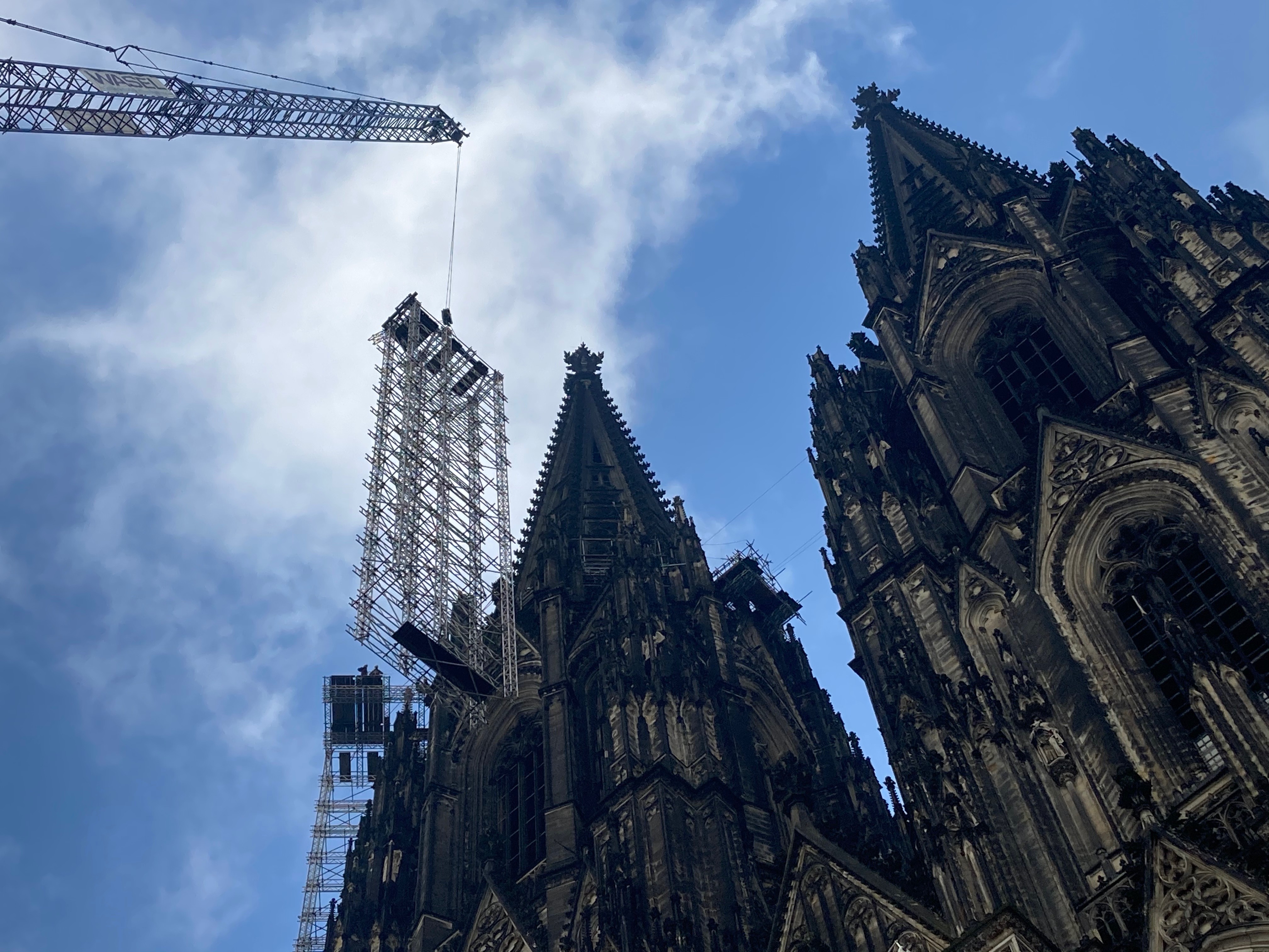 Zeitweise waren nur wenige Zentimeter zwischen dem frei schwingenden Gerüst und dem Dom. Foto: © Hildegard Mathies / Stadtdekanat Köln