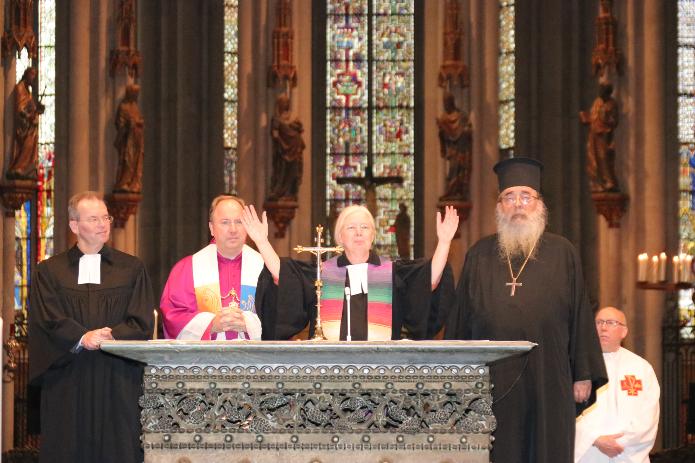 Gemeinsamer Segen beim Ökumenischen Gottesdienst: ACK-Vorsitzende Superintendentin Susanne Beuth, ACK-Bundesvorsitzender Erzpriester Radu Constantin Miron (re.), Stadtsuperintendent Dr. Bernhard Seiger (li.) sowie Stadt- und Domdechant Msgr. Robert Kleine. Foto: © Bernhard Raspels