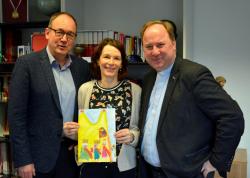 Die Jury mit dem Gewinnerbild: Rainer Tüschenbönner, Dr. Annette Vielhauer, Stadtdechant Msgr. Robert Kleine (v.li.). Foto: © DOMFORUM Köln