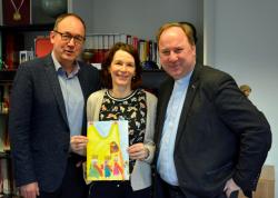 Die Jury mit dem Gewinnerbild: Rainer Tüschenbönner, Dr. Annette Vielhauer, Stadtdechant Msgr. Robert Kleine (v.li.). Foto: © DOMFORUM Köln