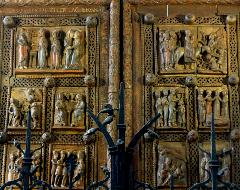 Das Bildprogramm der großen Doppelflügeltür in St. Maria in Kapitol lädt dazu ein, Bibelgeschichte neu zu entdecken. Foto: © Bernhard Riedl / Erzbistum Köln