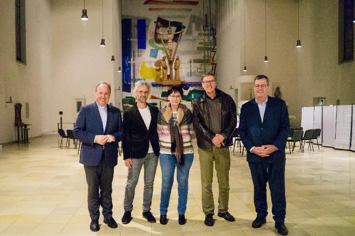 Vorstand mit Stadtprominenz (v.li.): Kölns Stadtdechant Msgr. Robert Kleine, Diakon Hanno Sprissler, FC-Vertreterin Monika Beckmann, Caritasvorstand Peter Krücker und FC-Präsident Dr. Werner Wolf. Foto: © St. Karl – Kirche für Leib und Seele e.V. 