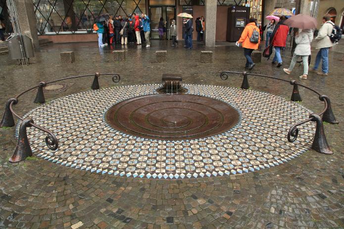 Der Taubenbrunnen vor dem DOMFORUM. Foto: © Frank Vincentz [CC BY-SA 3.0]