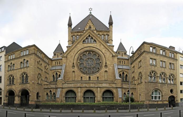 Die Synagoge in Köln. Foto: © Hans Peter Schaefer / www.reserv-a-rt.de  [CC BY-SA 3.0]