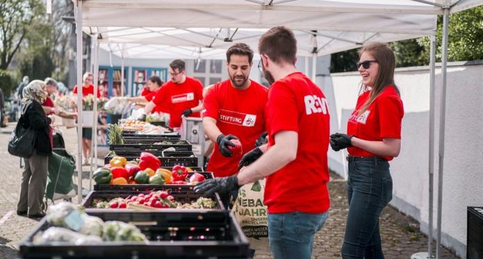 Ab dem 18. November werden in Kooperation mit dem FC an St. Karl in Sülz Lebensmittel und andere Produkte des Grundbedarfs an (angemeldete) Bedürftige verteilt. Foto: © Thomas Fähnrich Fotografie