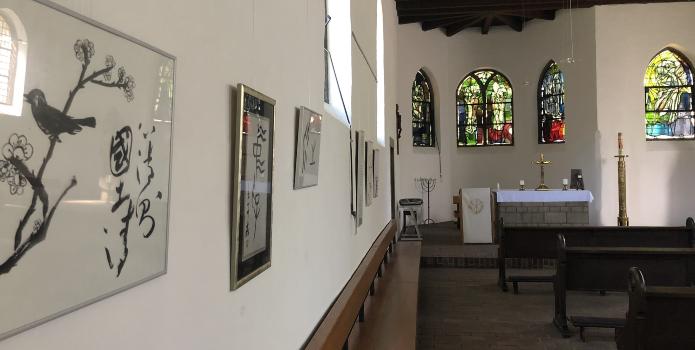 Blick in die Ausstellung in der Kapelle auf dem Melatenfriedhof. Foto: ©  Georg Dietlein / St. Maria Magdalenen-Verein Köln