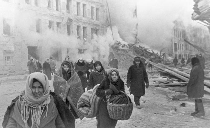 Leningrader verlassen ihre Häuser, die vom NS-Bombardement zerstört wurden. Foto: © RIA Novosti archive, image #2153 / Boris Kudoyarov [CC-BY-SA 3.0] via Wikimedia Commons