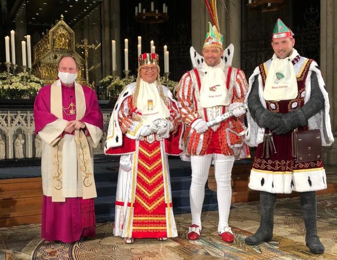 Das Kölner Dreigestirn 2021 gemeinsam mit Stadtdechant Robert Kleine am Dreikönigenschrein im Kölner Dom: Jungfrau Gerdemie, Prinz Sven I. und Bauer Gereon. Foto: © Christine Flock / Festkomitee Kölner Karneval