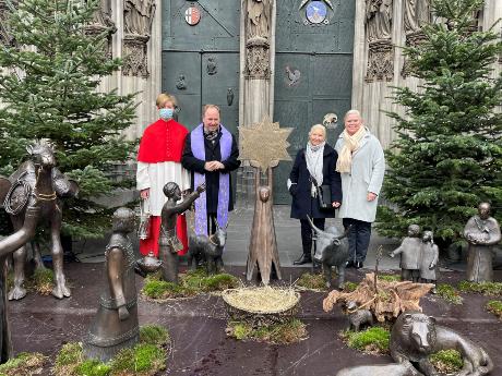 Am ersten Advent segnet Stadtdechant Msgr. Robert Kleine die Kölner Stadtkrippe in Anwesenheit der Künstlerin Rosemarie Peter (2. v. re.) und Carolin Weber, Initiatorin des Kölner Krippenwegs.Foto: © Stadtdekanat Köln