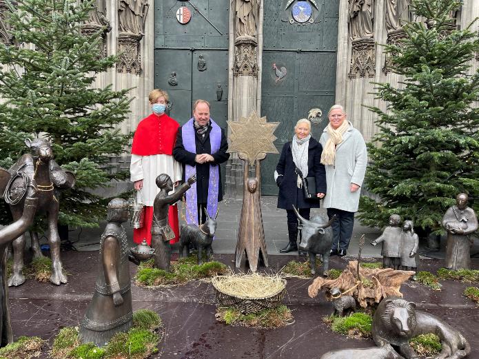 Am ersten Advent segnet Stadtdechant Msgr. Robert Kleine die Kölner Stadtkrippe in Anwesenheit der Künstlerin Rosemarie Peter (2. v. re.) und Carolin Weber, Initiatorin des Kölner Krippenwegs.Foto: © Stadtdekanat Köln