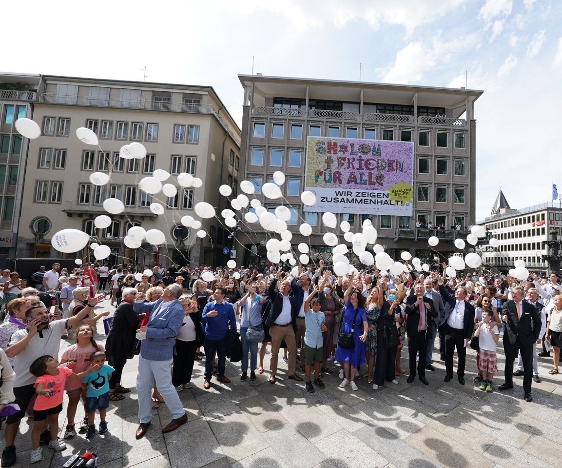 Als Zeichen für den Frieden ließen die Teilnehmerinnen und Teilnehmer weiße Luftballons in den Himmel steigen. Foto: © Kay-Uwe Fischer  