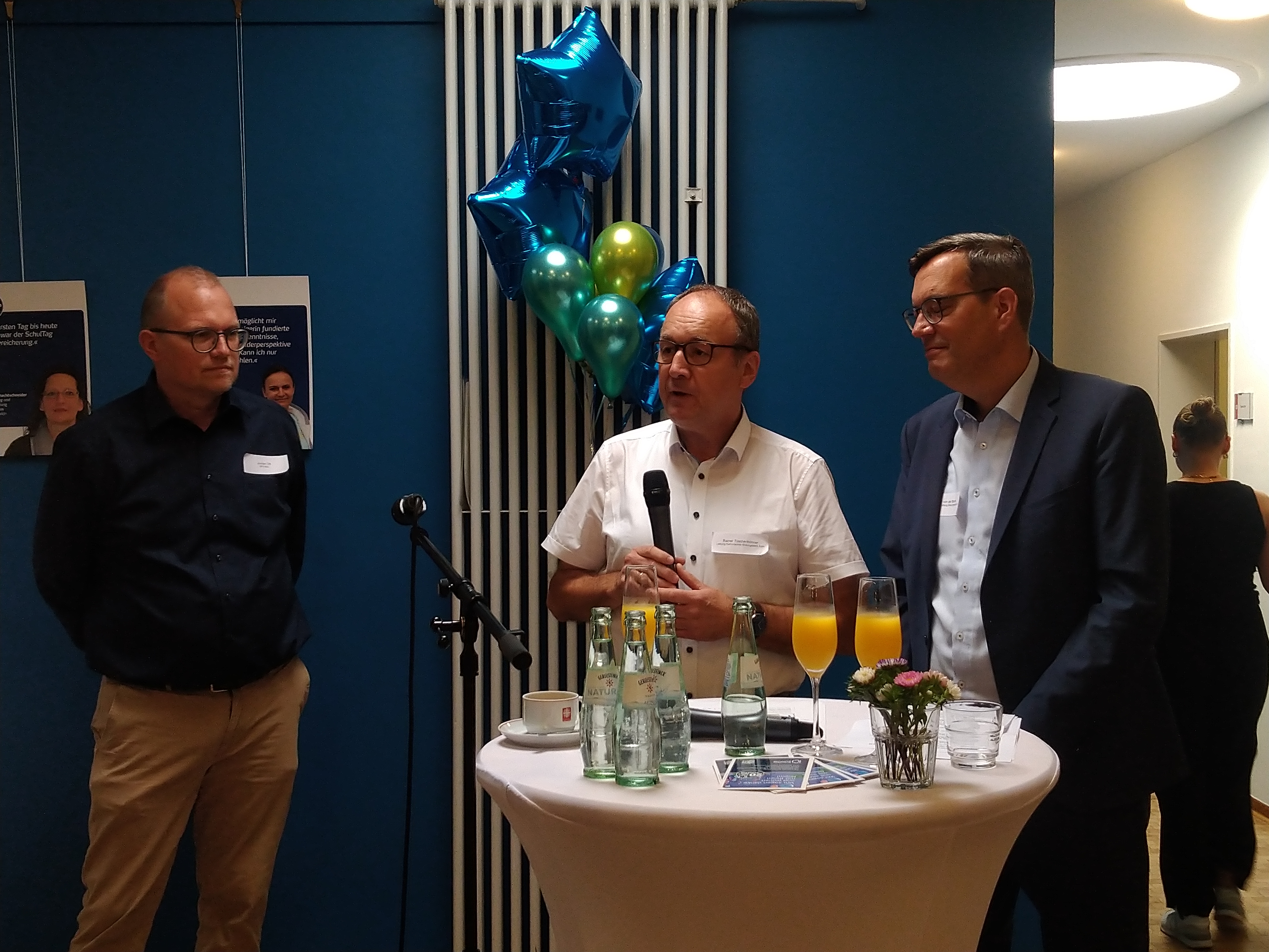 Von links: Jochen Ott, Vorsitzender der SPD-Landtagsfraktion, Rainer Tüschenbönner, Leiter des Katholischen Bildungswerks Köln, und Stefan von der Bank, Pädagogischer Leiter des Katholischen Bildungswerks der Erzdiözese Köln. Foto: © Hildegard Mathies/Stadtdekanat Köln