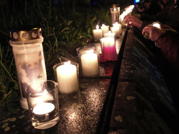 Brennende Kerzen an der Kölner Synagoge im Gedenken an die Opfer des Hamas-Terrors. Se wurden nach dem Schweigegang der Kirchen im November 2023 entzündet. Foto: © Henning Schoon