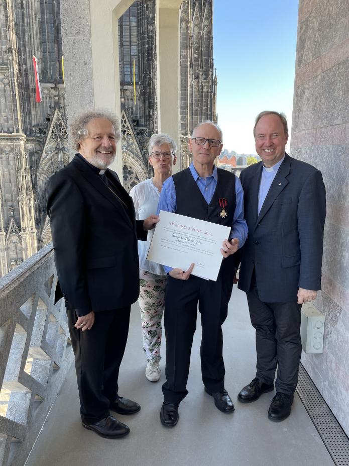 Burkhard Jahn (Mitte) mit seiner Ehefrau Elke sowie Weihbischof Rolf Steinhäuser (li.) und Stadtdechant Msgr. Robert Kleine (re.). Foto: © Rummel / Erzbistum Köln