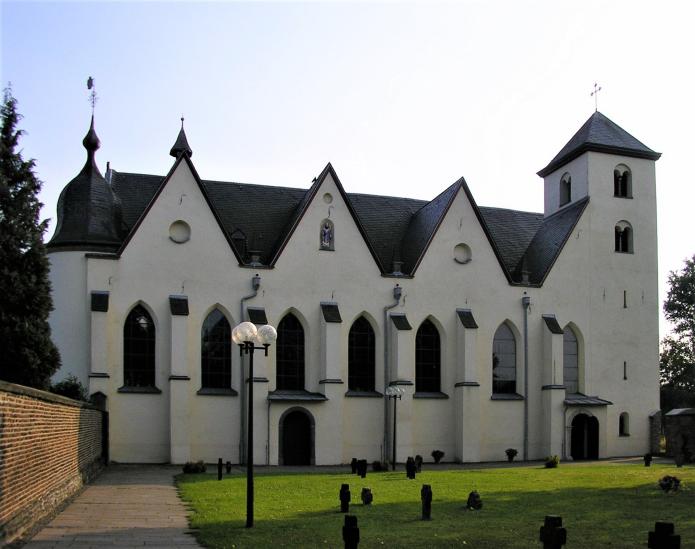 St. Nikolaus in Köln-Dünnwald ist eine der mehr als 30 Kirchen und Institutionen, die am Tag des offenen Denkmals zu einer Führung einlädt (15 Uhr). Foto: Chris06 via Wikimedia Commons