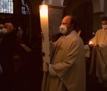 Stadtdechant Robert Kleine in der Osternacht. Foto: @ Elvis Katticaren