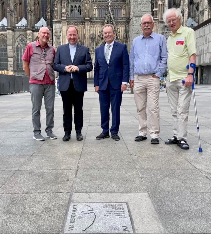 Von links: Stadtführer Günter Leitner, Stadtdechant Msgr. Robert Kleine, Stadtsuperintendent Dr. Bernhard Seiger, Professor Dr. Siegfried Hermle, Pfarrer Hans-Georg Link. Foto: Andy Ebels/APK