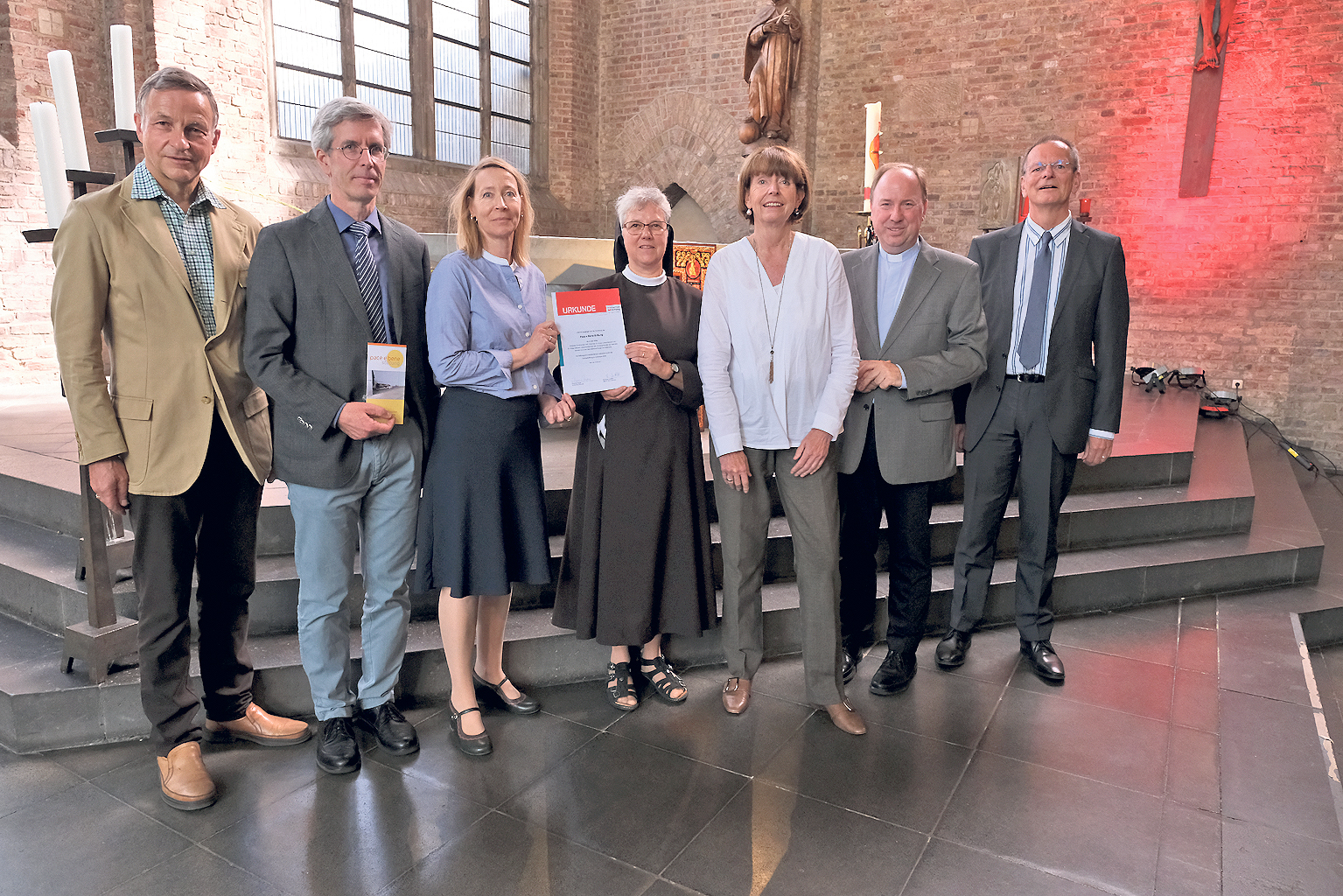Vorstellung der Stiftung: Kölns Oberbürgermeisterin Henriette Reker (3.v.re.), Stadtdechant Msgr. Robert Kleine (2.v.re.) Schwester Christina Klein (Mitte), Rudger von Plettenberg, Dr. Philipp Wittmann, Dr. Kirsten Langew-Wirrmann (v.li.), Andreas Sellner von der Caritas (re.). Foto: © Robert Boecker