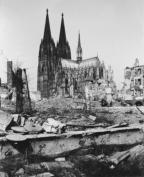 Köln, der Dom und die Domumgebung im Zweiten Weltkrieg mit zahlreichen Kriegszerstörungen. Foto: © Hohe Domkirche Köln / Dombauhütte 