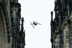 Eine Drohne zwischen den Domtürmen. Foto: © Hohe Domkirche Köln / Dombauhütte / Fa. Northdocks GmbH / Patrick Reschke