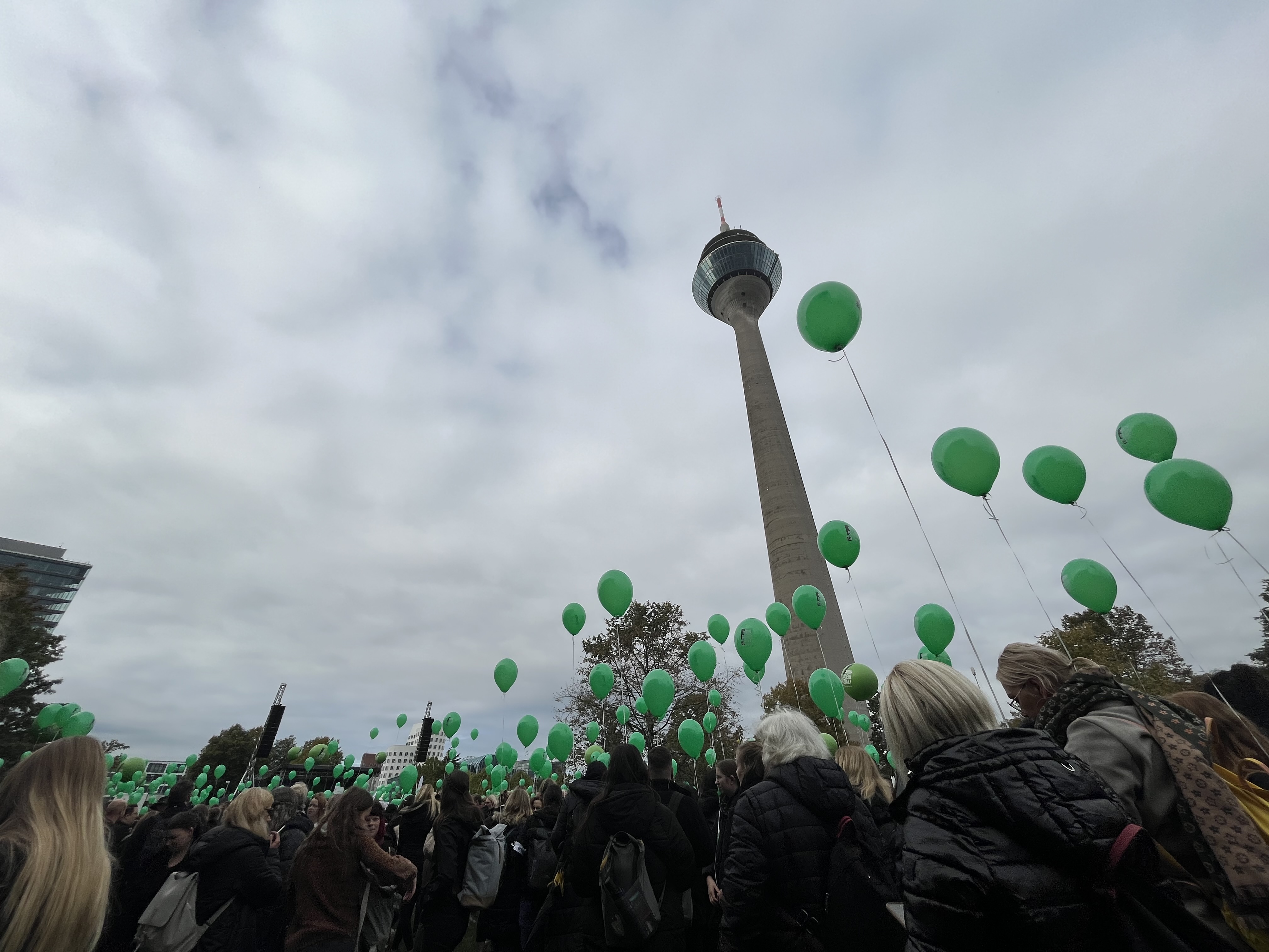 Impression von der Kundgebung „NRW - bleib sozial“ vor dem Düsseldorfer Landtag am 19. Oktober. Foto: © Anna Woznicki / Diözesan-Caritasverband für das Erzbistum Köln