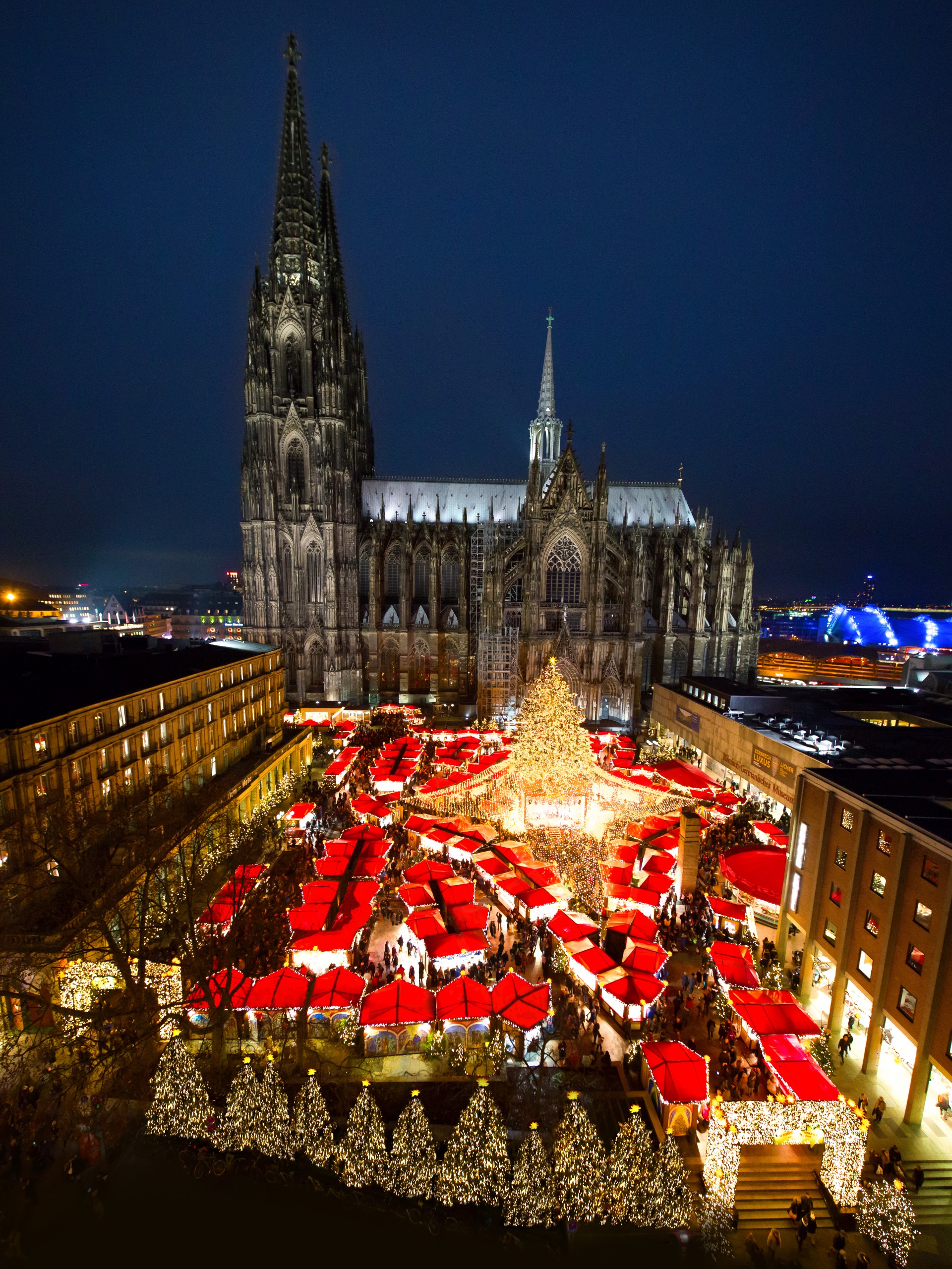 Kölner Dom und Weihnachtsmarkt verschmelzen zu einem stimmungsvollen Bild. 2020 wird es dieses Bild wegen der Corona-Pandemie nicht geben. Foto: © www.koelnerweihnachtsmarkt.com 