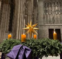 Der Adventskranz im Kölner Dom. Foto: © Robert Kleine