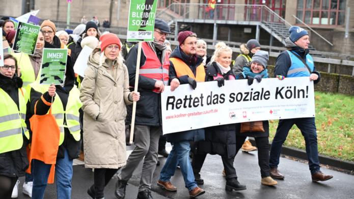 Mehr als 8000 Menschen nahmen an der Demonstration der Liga der Wohlfahrtsverbände unter dem Leitwort „Köln bleib(t) sozial! Wir packen an, damit wir nicht einpacken müssen!“ teil. Foto: © Liga der freien Wohlfahrtspflege in Köln