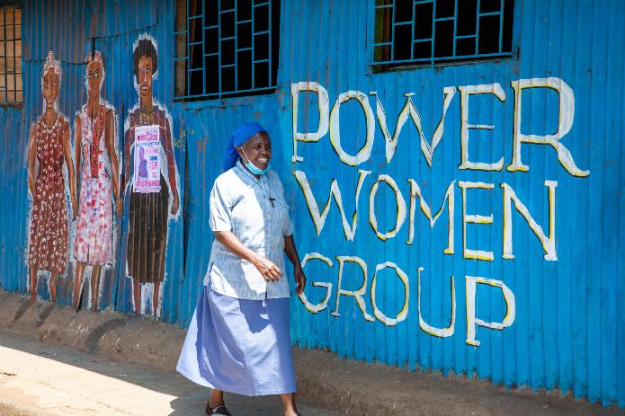 Sr. Mary Wambui leitet eine Mikrokreditgruppe im Armenviertel Kibera in Nairobi. Die Teilnehmerinnen können so ihre Geschäftsideen zur Gründung eines Kleinsthandels verwirklichen. Foto: © Hartmut Schwarzbach / missio