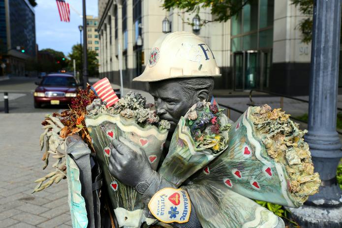 Ein Denkmal für die Einsatzkräfte des 11. September. Foto: © Tommao Wang / Unsplash